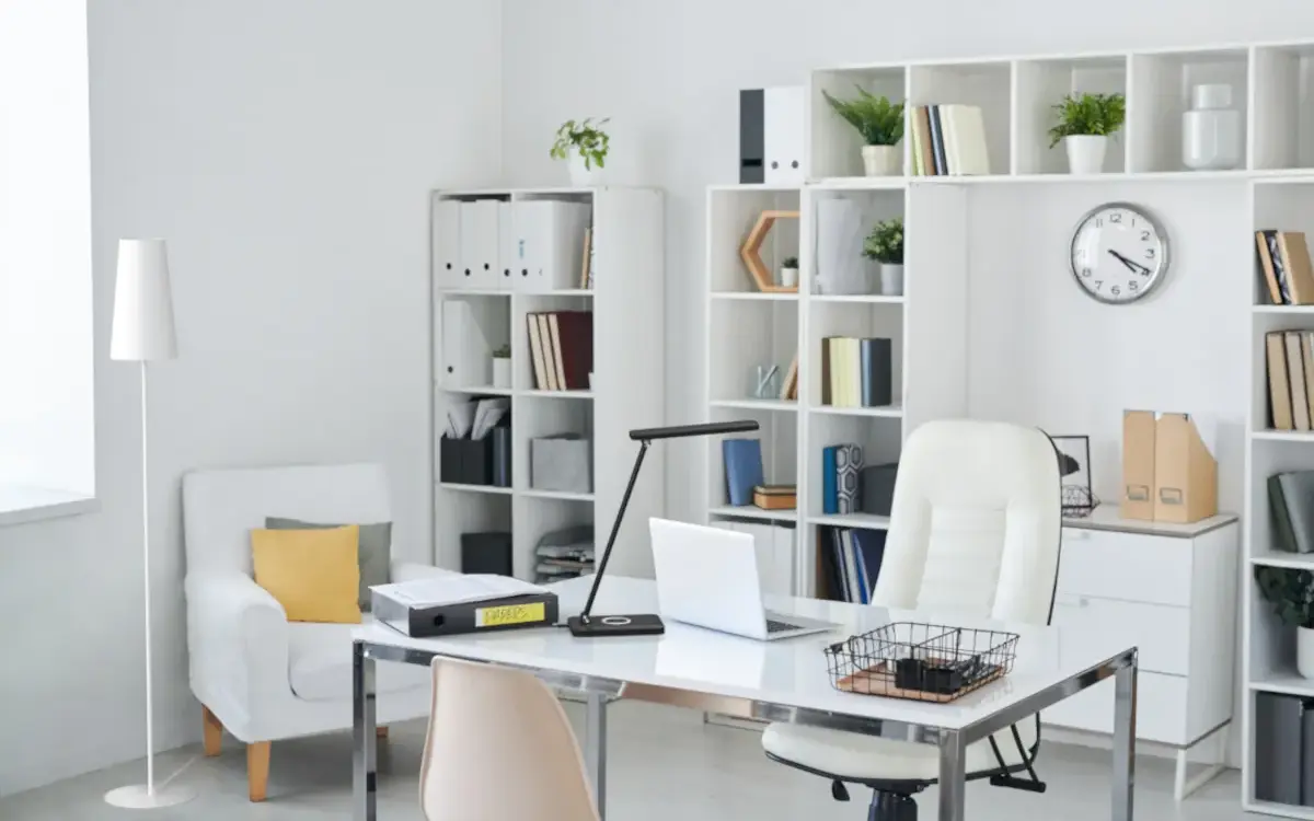 Bürobeleuchtung in Räumen, in denen verschiedene Unternehmen und Personen arbeiten